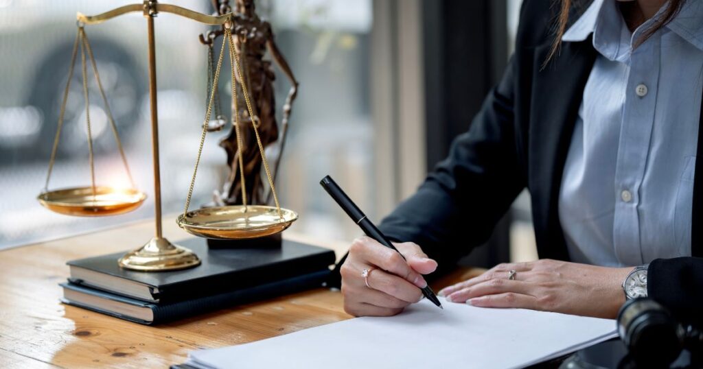 Claims ou Pleitos na Construção Civil - Advogado trabalhando em documentos.