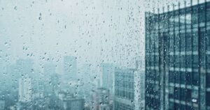 Excesso de Chuva na Estrutura dos Imóveis - Gotas de chuva na janela